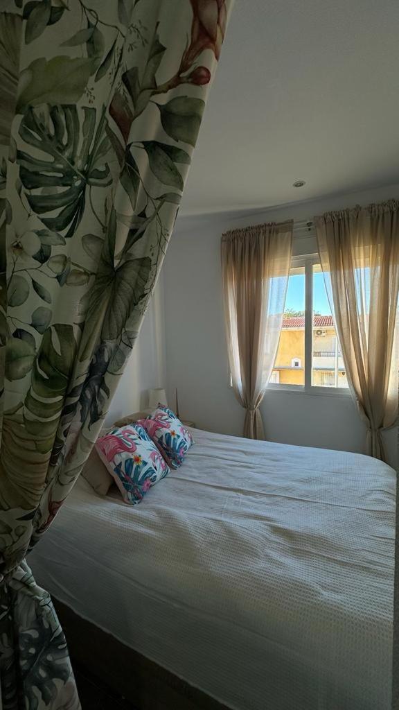 Playa De Los Naufragos Cozy Apartment With Pool Torrevieja Eksteriør bilde